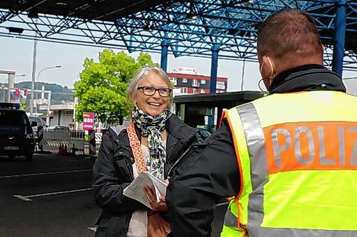 SÜDKURIER-Mitarbeiterin Gudrun Trautmann erlebt am Grenzübergang in Bietingen Wohlwollen beim Beamten der Bundespolizei. Auch wenn er ...