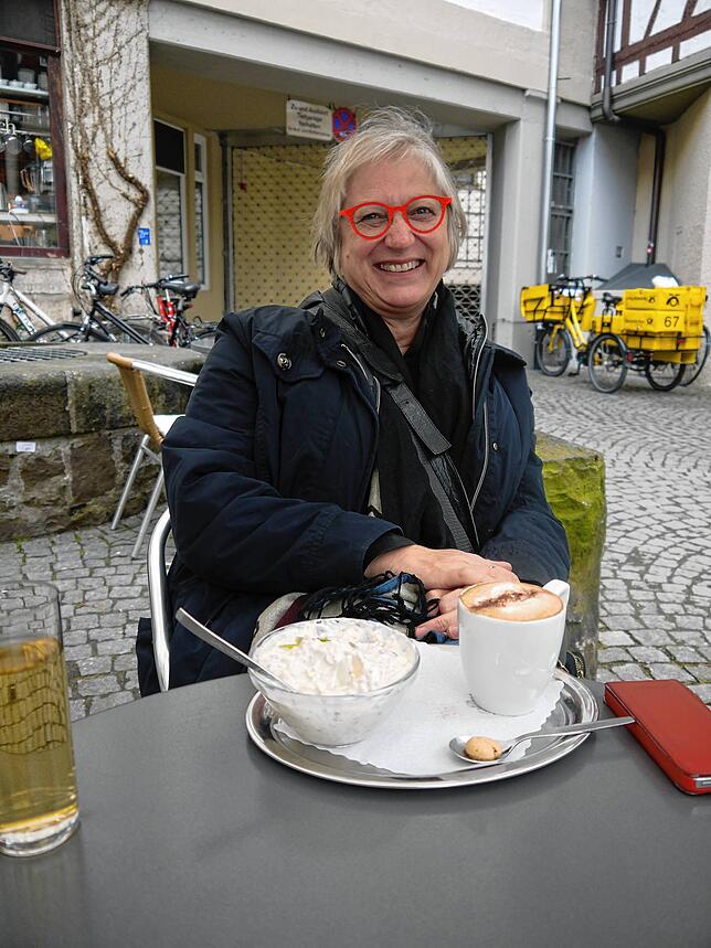 Hilde Butscher vor dem Café Hirsch