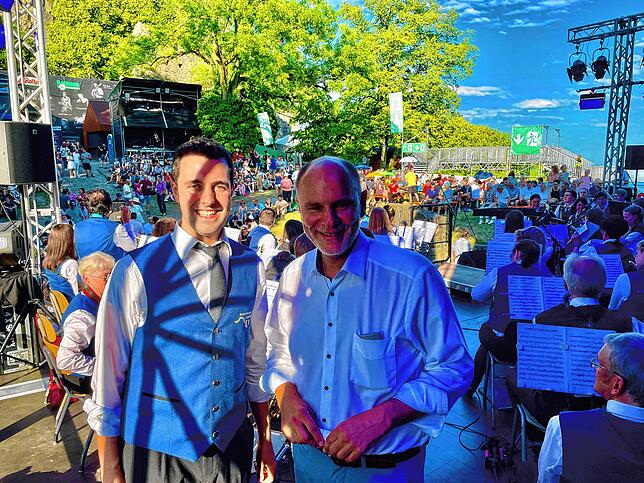 Kleiner Plausch vor dem Konzert: Simon Götz (links) unterhält sich mit Oberbürgermeister Bernd Häusler über das Musizieren im riesigen ...