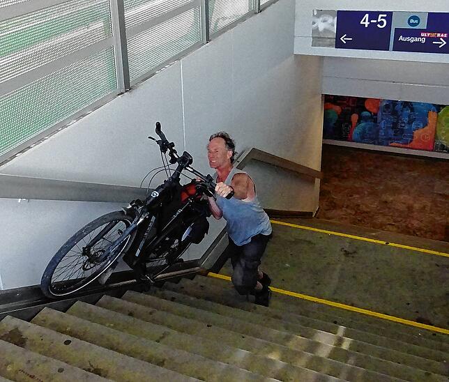 Mit dem Pedelec kein Vergnügen, die Unterführung im Bahnhof verfügt über keine Aufzüge.