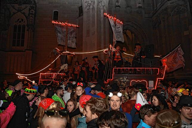 Bild 10: In der Altstadt treffen sich Hexen, Einhörner und Piraten bei der Straßenfasnacht