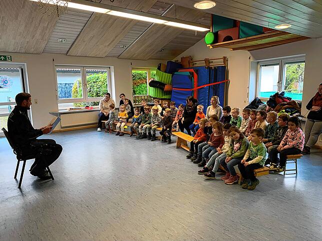 Im Kindergarten Kadelburg liest Thomas Baumgartner, stellvertretender Bürgermeister und Beamter bei der Bundespolizei, den Jungen und ...