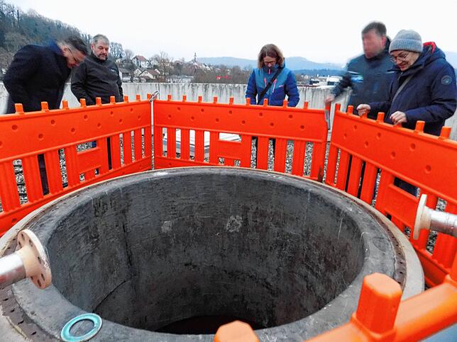 Blick in den Faulturm der Kläranlage. Von links Bürgermeister Adrian Schmidle, Bauamtsleiter Karl-Heinz Peter, Rechnungsamtsleiterin ...