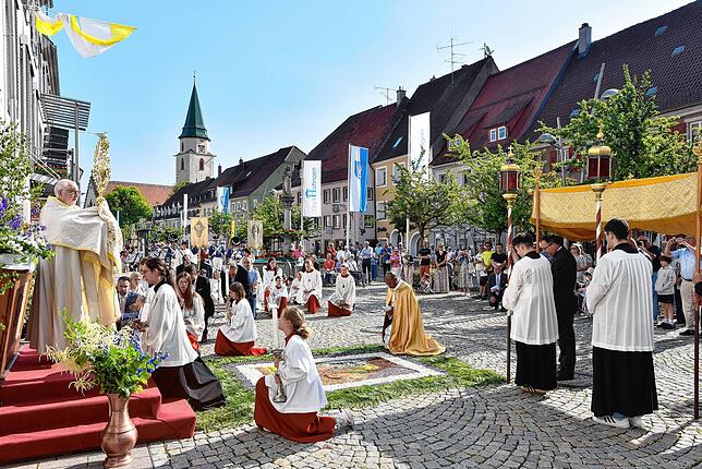 Bild 3: Hüfinger Fronleichnams-Prozession auch ohne große Blumenteppiche