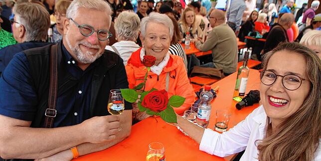 Susanne Urban (rechts) freut sich, dass sie auf dem Weinfest einen alten Bekannten wieder getroffen hat. Sie sitzt mit Alexander Urban ...