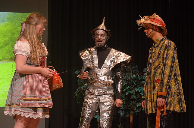 Dorothee (Paula Stützenberger) trifft auf den Blechmann (Guntram Kirchner) und die Vogelscheuche Spatzenschreck (André Möcking).