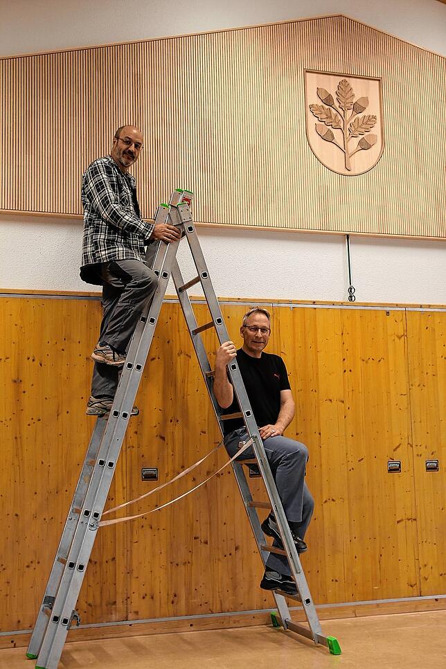 Für ein optisches Glanzlicht sorgten Thomas Albiez (links) und Volker Stark, die in die neue Holzverkleidung der Oberalpfener Halle das ...