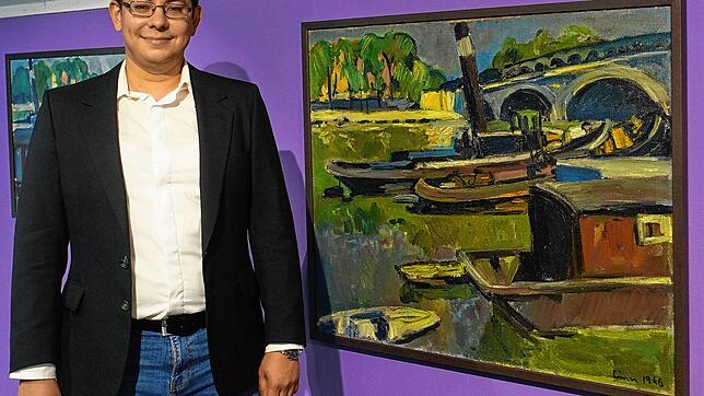 Museumskurator Tyrone Richards neben dem Ölgemälde &bdquo;Schiffe auf der Seine mit Pont Neuf, Paris&ldquo; (1946) von Carl Walter Liner.