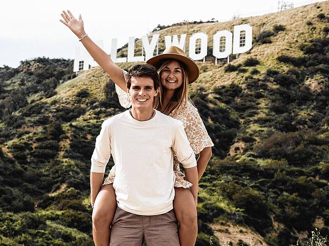 Willkommen in L.A.: Vivien und Felix vor dem weltberühmten Hollywood-Schriftzug.