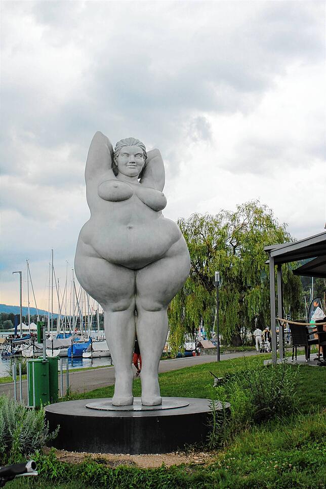 Die Yolanda-Skulptur am Seeufer von Ludwigshafen.