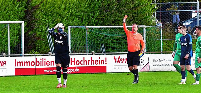 Platzverweis: Weil er schon verwarnt war, sah Cihan Ceylan nicht nur „Gelb“, sondern auch „Rot“, fehlt dem VfB Waldshut nun im Spiel bei ...