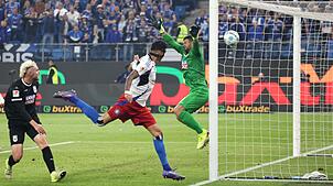 Die Vorentscheidung: Davie Selke (M) trifft für den HSV zum 3:1, Ulms Abstieg ist jetzt besiegelt.