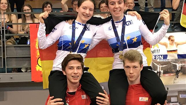 Freude pur: Anika Papok (links) und Anna-Sophia von Schneyder freuten sich mit ihren beiden Nationalmannschaftskollegen Andreas Steger ...