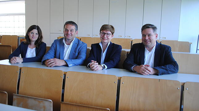 Marina Schreyer, Mitarbeiterin des Hochbauamts, Bürgermeister Joachim Baumert, Schulleiterin Mechthild Rövekamp-Zurhove und der ...