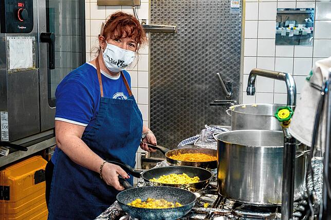 Bianca Wälde bereitet in der Küche ihres Gasthauses „Wildpark“ das bestellte Essen zu: Schnitzen und Rindsroulade.