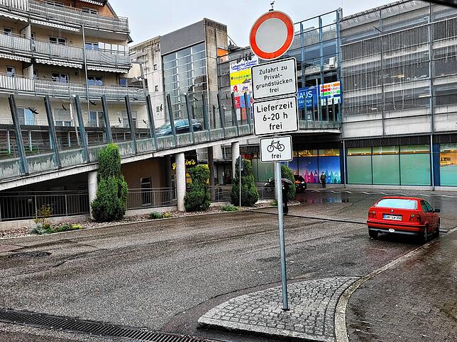Die Strafe für Befahren einer Einfahrtsverbots-Zone ist im neuen Bußgeldkatalog weiterhin enthalten: Autofahrer zahlen 55 Euro, ...