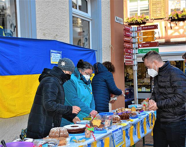 Der Kuchenverkauf lockte Marktbesucher und Rathausmitarbeiter, wie hier Hauptamtsleiter Maximilian Fetzer