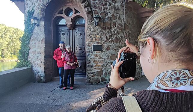 Lisa Ego fotografiert Peter und Brigitte Kaufmann vor dem Diebsturm.