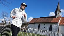 Markus Dufner (MCD Sportmarketing) bereitet im Uferpark von Überlingen eine Laufveranstaltung vor.