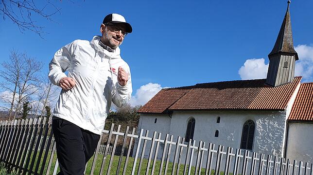 Markus Dufner (MCD Sportmarketing) bereitet im Uferpark von Überlingen eine Laufveranstaltung vor.