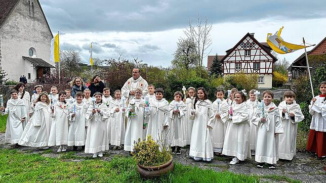 24 Kinder sind in der Pfarrei Seefelden bei ihrer Erstkommunion erstmals zum Tisch des Herrn gegangen. Vom Pfarrhaus aus begleitete ...