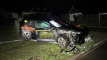 Völlig demoliert ist das Fahrzeug eines Betrunkenen nach dem Unfall in Ehrendingen im Kanton Aargau bei Baden.