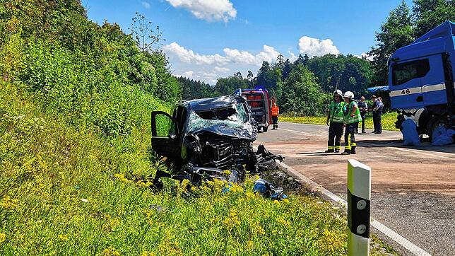 Ein Kleinbus kollidierte mit einem Lastwagen.