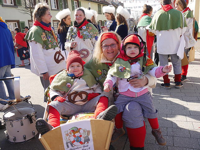 Bild 30: Fasnet-Sunntig-Umzug 2025 in Hilzingen: Farbenfrohes Treiben