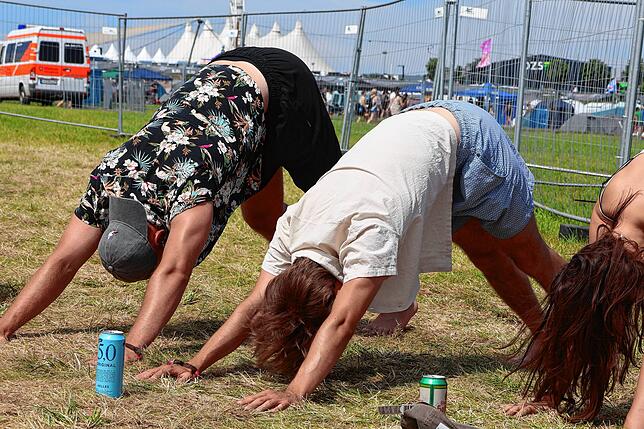 Bild 22: Bier-Yoga und Pfandflaschen-Party beim Southside 2025: Das sind die besten Bilder vom Samstagvormittag