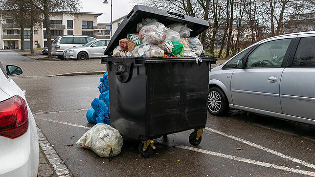 Der Müll wurde mancherorts im Kreis nicht abgeholt. Dieses Bild entstand am 7. Januar in der Bloisstraße in der Waldshuter Bergstadt.