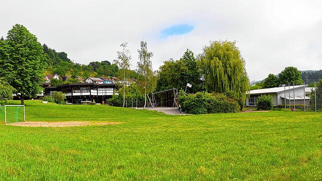 Das Bild zeigt das Areal der Grund- und Werkrealschule Gurtweil (links) und des Kindergartens (rechts). Der Ortschaftsrat beschloss ...