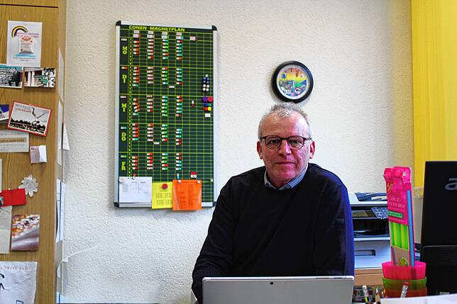 Thomas Laubis, Rektor der Grundschule Weizen, gibt den ukrainischen Flüchtlingen Sprachunterricht.
