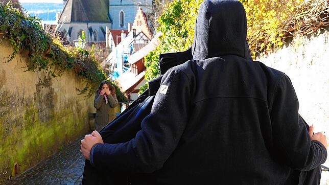 Ein Mann entblößt sich vor einer Frau (Symbolbild)