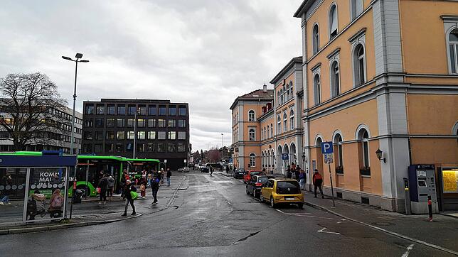 Der Stadtbahnhof in Friedrichshafen. Am Samstagmittag wurde das Bahnhofsgebäude nach dem Fund eines herrenlosen Rucksacks zeitweise ...