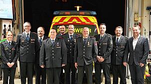 Ehrungen bei der Freiwilligen Feuerwehr Oberteuringen (von links): Laura Amann vom Kreisfeuerwehrverband, Kommandant Björn Hussal, ...