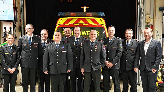 Ehrungen bei der Freiwilligen Feuerwehr Oberteuringen (von links): Laura Amann vom Kreisfeuerwehrverband, Kommandant Björn Hussal, ...