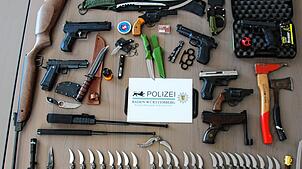 Diese Waffen beschlagnahmte die Polizei.