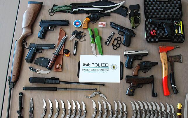 Diese Waffen beschlagnahmte die Polizei.