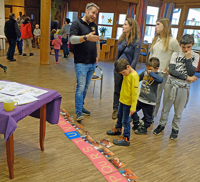 Das Abschlussfest der Projektwochen bot auch Gegelegenheit für Erzieher und Eltern, miteinander ins Gespräch zu kommen. Die Kinder ...