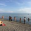 Am frühen Abend sperrten die Behörden den Strand, weil das Wasser verunreinigt ist.