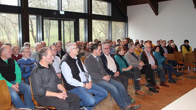 Die Bürgerversammlung in Achdorf im &bdquo;Haus des Gastes&ldquo; war gut besucht. Anwesend waren auch mehrere Stadträte.