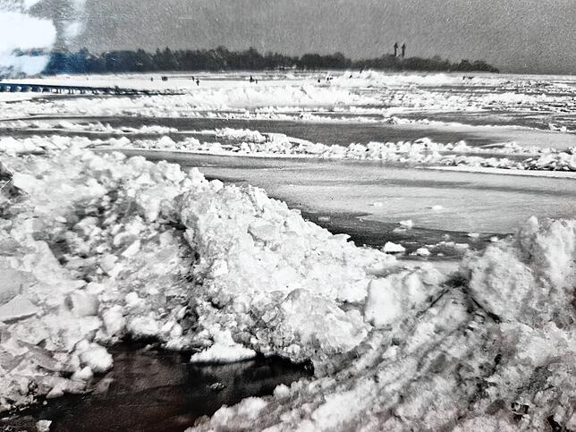 Die Manzeller Bucht glich im Februar 1963 einem Eismeer. Im Hintergrund die Schlosskirche.