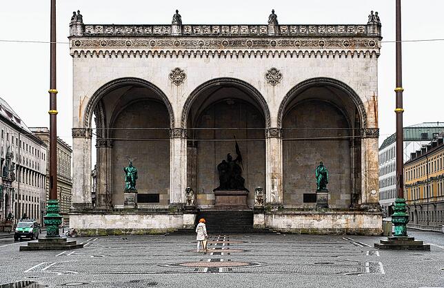 Der Odeonsplatz in München mit der Feldherrnhalle: Hier fand Hitlers und Ludendorffs Marsch ein blutiges Ende. Es gab 20 Tote , Hitler floh.