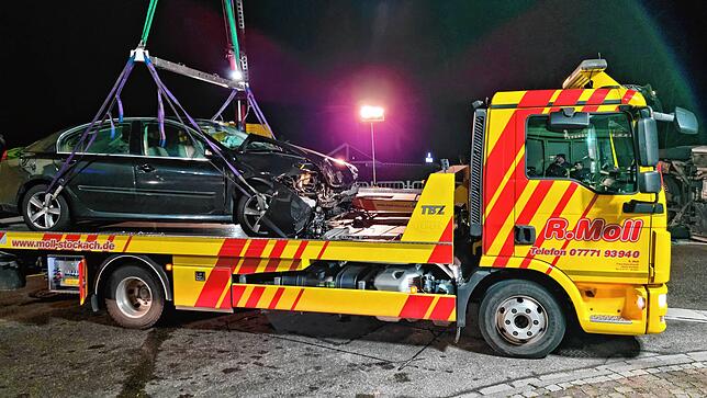 Das Auto des Unfallverursachers auf dem Abschleppwagen.