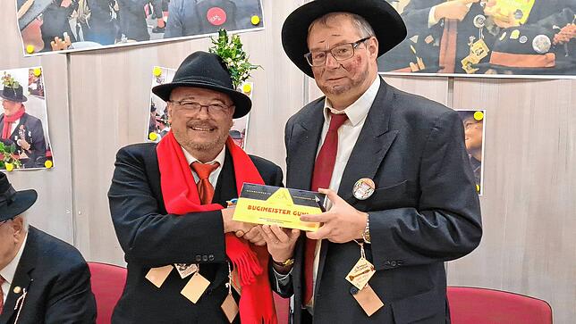 Oberwälder Patrick Wagner mit Bürgermeister-Schoggi für Alexander Guhl.