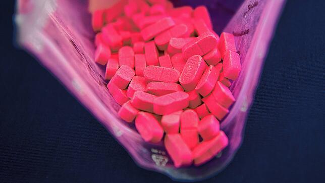 Ecstasy (hier im Bild) und andere Drogen konnte die Kriminalpolizei 2020 im Landgerichtsbezirk Hechingen in großen Mengen sicherstellen. ...