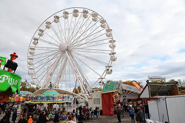 Kein Schätzelemarkt ohne Riesenrad: Blick über den Jahrmarkt, der zum größten Volksfest der Region gehört.