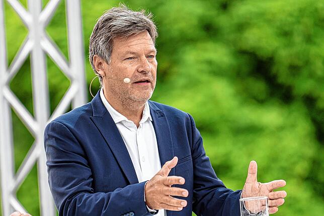 Robert Habeck (Bündnis 90/Die Grünen), Bundesminister für Wirtschaft und Klimaschutz, muss die neue Wasserstoffinfrastruktur planen. ...