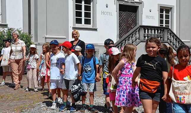 Die Kinder beten das Ave Maria, während sie um die Feuerschale tanzen.