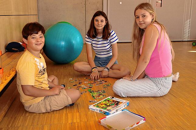 Lisa Weiss (rechts) hilft beim Puzzle-Spiel.